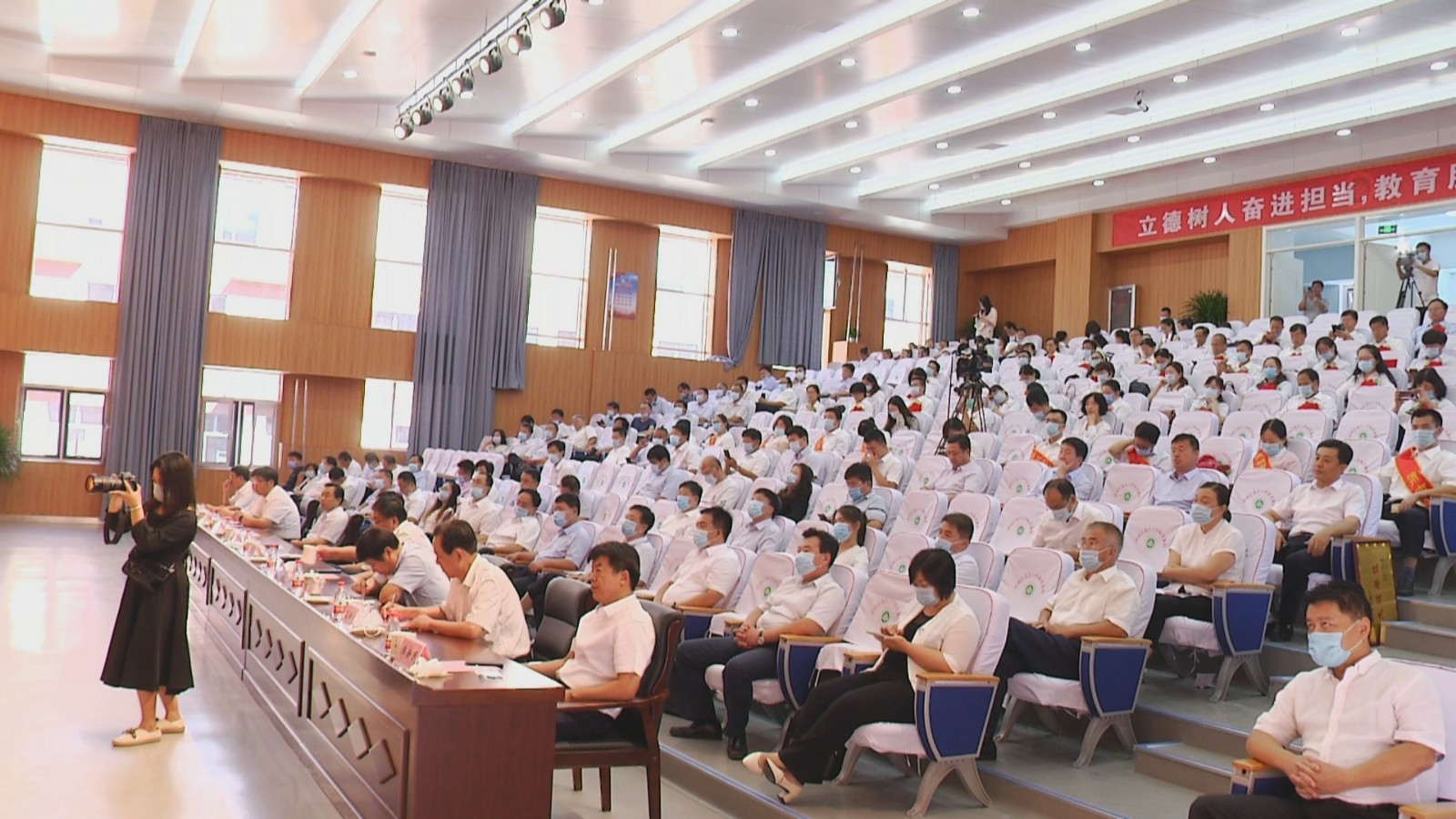 半岛官方体育高新区召开2021年西安高新区教导强市先行演示区维护暨“新校成名校”任务推动会